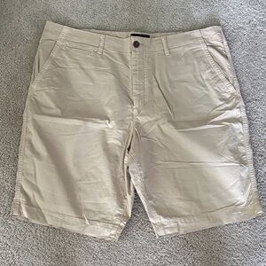 American Eagle Outfitters Men's Cream Flat Front Shorts